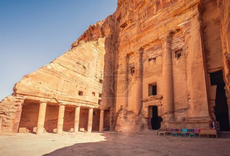 Téléchargez les photos : La terrasse ouverte et le portique dorique taillés dans le rocher de la tombe de l'Urne, Petra, Jordanie - en image libre de droit