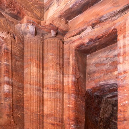 Foto de Detalle de las decoraciones arquitectónicas en el Triclinium de la tumba del soldado romano, Petra, Jordania - Imagen libre de derechos