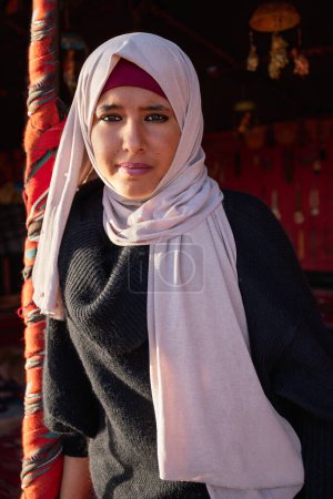 Foto de Retrato de una joven beduina, dueña de una cafetería, Petra, Jordania - Imagen libre de derechos