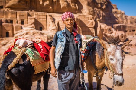 Foto de Joven beduino con sus burros, Petra, Jordania - Imagen libre de derechos