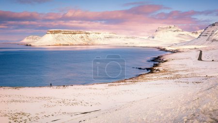 Téléchargez les photos : Beau paysage enneigé au coucher du soleil, péninsule de Snaefellsnes, Islande - en image libre de droit