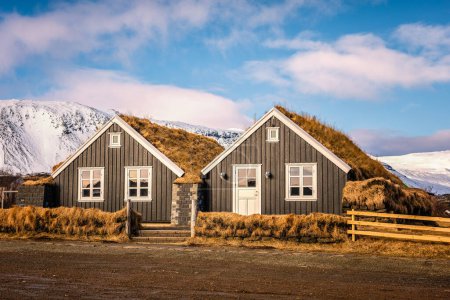 Foto de Casas de campo de tierra islandesa a finales de invierno, Arnarstapi, Islandia - Imagen libre de derechos
