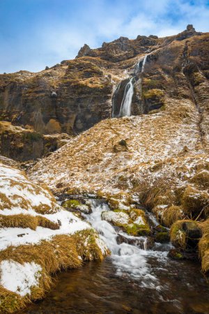 Foto de Cascada y pequeño arroyo a finales del invierno, Islandia - Imagen libre de derechos