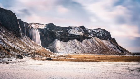 Téléchargez les photos : Cascade Seljalandsfoss en hiver, Islande (longue exposition) - en image libre de droit