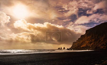 Foto de Cielo dramático sobre la playa de arena negra en Vik, Islandia - Imagen libre de derechos