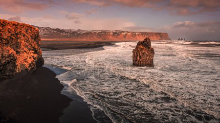 Téléchargez les photos : Reynisfjara Black Sand Beach au coucher du soleil, Islande - en image libre de droit