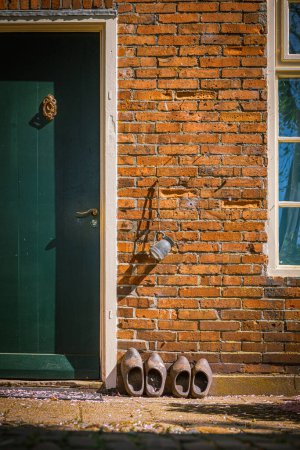 Téléchargez les photos : Vieux sabots hollandais à côté de la porte d'entrée, Fort Bourtange, Pays-Bas - en image libre de droit