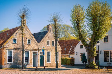 Téléchargez les photos : Maisons historiques sur la place centrale, Fort Bourtange, Pays-Bas - en image libre de droit