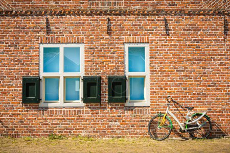 Téléchargez les photos : Vélo appuyé contre un mur de briques, Fort Bourtange, Pays-Bas - en image libre de droit