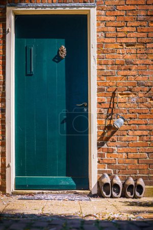 Téléchargez les photos : Vieux sabots en bois néerlandais à côté de la porte d'entrée, Fort Bourtange, Pays-Bas - en image libre de droit