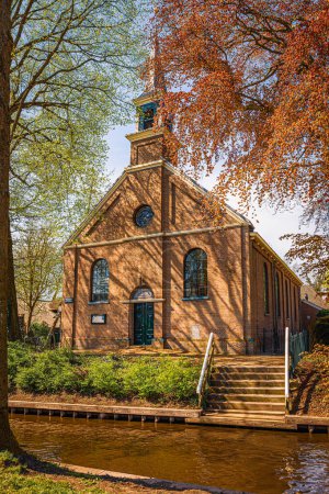 Foto de La pequeña iglesia de Giethoorn, Países Bajos - Imagen libre de derechos