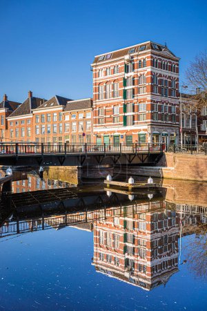 Téléchargez les photos : Bâtiments historiques colorés face au canal, Groningue, Pays-Bas - en image libre de droit