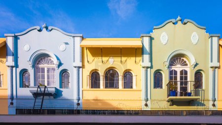 Rangée de bâtiments pastel colorés construits dans le style Mission espagnole à New Regent Street, Christchurch, Nouvelle-Zélande
