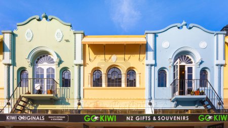 Téléchargez les photos : Rangée de bâtiments pastel colorés construits dans le style Mission espagnole à New Regent Street, Christchurch, Nouvelle-Zélande - en image libre de droit