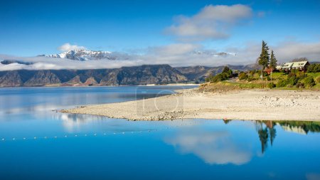 Foto de Hermosa vista del lago Hawea con picos nevados en un día claro de invierno, Isla Sur, Nueva Zelanda - Imagen libre de derechos