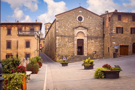 Foto de Plaza Garibaldi y la iglesia de San Abad Giles (San Egidio Abate), Montalcino, Italia - Imagen libre de derechos