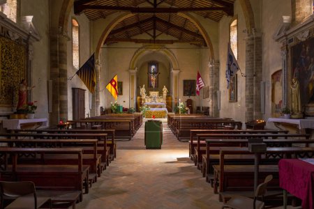 Foto de Interior de la iglesia de San Abad Giles (San Egidio Abate), Montalcino, Italia - Imagen libre de derechos