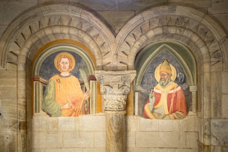 Foto de San Sebastián (izquierda) y San Gregorio Magno (derecha) fresco en la Abadía de Sant 'Antimo, Toscana, Italia - Imagen libre de derechos