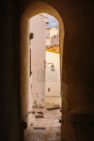 Foto de Callejón estrecho en Monte Sant 'Angelo, Foggia, Italia - Imagen libre de derechos