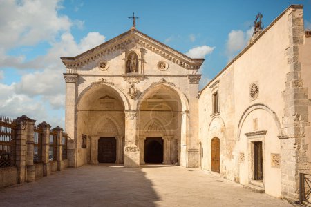 Téléchargez les photos : Sanctuaire de San Michele Arcangelo (Saint Michel l'Archange), Monte Sant'Angelo, Foggia, Italie. Site du patrimoine mondial de l'UNESCO. - en image libre de droit
