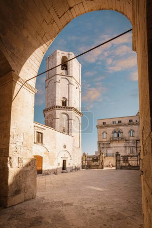 Foto de Campanario del Santuario de San Michele Arcangelo (San Miguel Arcángel), Monte Sant 'Angelo, Foggia, Italia - Imagen libre de derechos