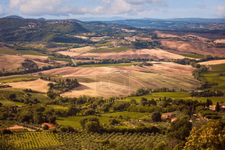 Foto de Vista de la campiña de Toscana desde las tierras altas de Montepulciano, Italia - Imagen libre de derechos
