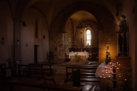 Téléchargez les photos : Intérieur de l'église Sainte-Marie (Santa Maria), Monteriggioni, Italie - en image libre de droit