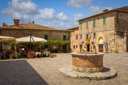 Téléchargez les photos : La place principale avec tables de restaurant en plein air, Monteriggioni, Italie - en image libre de droit