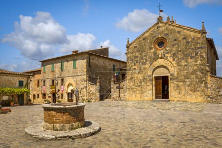 Foto de La plaza principal con la iglesia de Santa María (Santa Maria), Monteriggioni, Italia - Imagen libre de derechos
