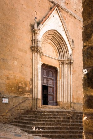 Foto de Detalle de la fachada de la iglesia de Montichiello (Pieve dei Santi Leonardo e Cristoforo), Siena, Italia - Imagen libre de derechos