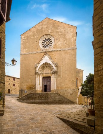 Foto de La iglesia parroquial (Pieve dei Santi Leonardo e Cristoforo), Montichiello, Italia - Imagen libre de derechos