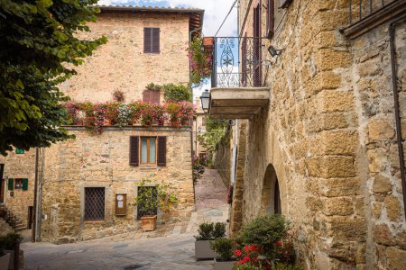 Téléchargez les photos : Rues étroites dans le village médiéval de Montichiello, Pienza, Sienne, Italie - en image libre de droit