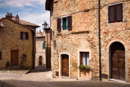 Foto de Calles estrechas en el pueblo medieval de Montichiello, Pienza, Siena, Italia - Imagen libre de derechos