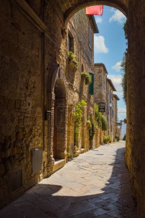Foto de Hermoso callejón con casas medievales enmarcadas por el arco, Pienza, Italia - Imagen libre de derechos