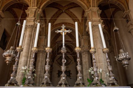 Téléchargez les photos : Bougeoirs du maître-autel de la cathédrale Santa Maria Assunta (Sainte-Marie-de-l'Assomption), Pienza, Italie - en image libre de droit