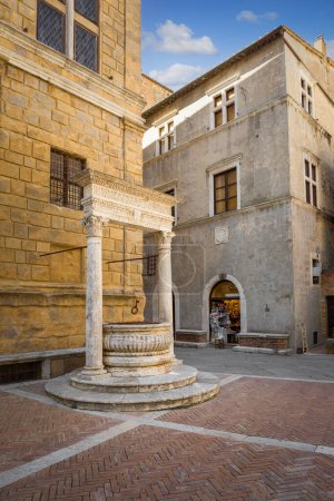 Foto de Un rincón de la hermosa plaza Pio II con el antiguo pozo de agua, Pienza, Italia - Imagen libre de derechos
