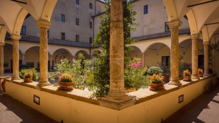 Téléchargez les photos : Le cloître de l'église de San Francesco, Pienza, Toscane, Italie - en image libre de droit