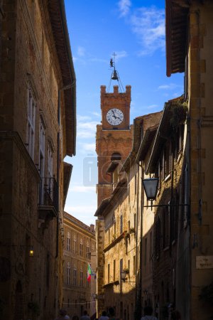 Foto de La calle principal con la torre del Ayuntamiento, Pienza, Italia - Imagen libre de derechos
