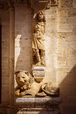 Foto de Detalle del portal de la Colegiata de San Quirico y Giulitta, San Quirico d 'Orcia, Italia - Imagen libre de derechos