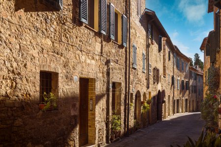 Foto de Calle estrecha con casas medievales, San Quirico d 'Orcia, Italia - Imagen libre de derechos