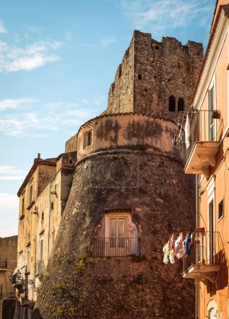 Foto de Vista del castillo normando y las antiguas casas circundantes, Vico del Gargano, Foggia, Italia - Imagen libre de derechos