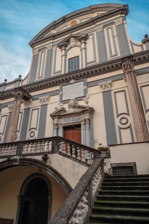 Téléchargez les photos : Façade de la basilique San Paolo Maggiore dans le centre historique de Naples, Italie - en image libre de droit