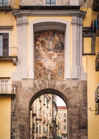 Téléchargez les photos : L'ancienne porte de la ville de San Gennaro, Naples, Italie, avec la fresque du XVIIe siècle de l'artiste baroque Mattia Preti. - en image libre de droit