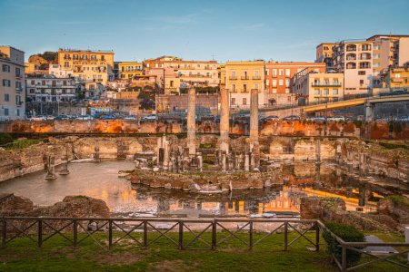 Foto de Vista del antiguo Macellum de Pozzuoli, Nápoles, Italia al atardecer. En la antigua Roma, las macelas eran los edificios del mercado.. - Imagen libre de derechos