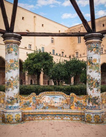 Téléchargez les photos : Décorations célèbres en majolique dans le jardin cloître du monastère de Santa Chiara (Sainte Claire), Naples, Italie - en image libre de droit
