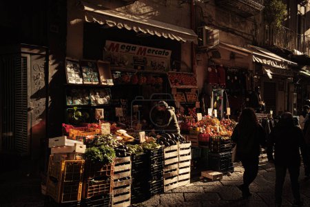 Foto de Hortalizas ocupadas y puestos de friut en el histórico mercado al aire libre de Pignasecca, Nápoles, Italia. Pignasecca es un mercado tradicional en el centro de la ciudad de Nápoles y data de 1500. - Imagen libre de derechos