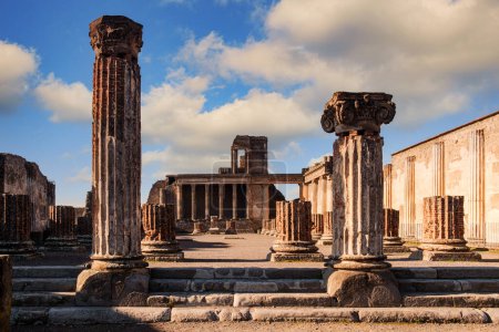 Téléchargez les photos : La basilique sur le site archéologique de Pompéi, Naples, Italie. C'était le bâtiment le plus somptueux du Forum et a servi de cour et un forum couvert. - en image libre de droit