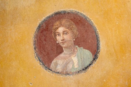 Foto de Detalle del fresco en la casa recientemente escavada con jardín (Regio V) que representa a una mujer, sitio arqueológico de Pompeya, Nápoles, Italia - Imagen libre de derechos