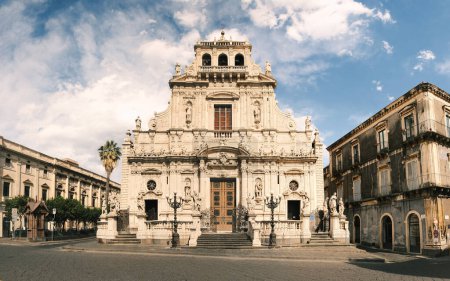 Foto de La magnífica fachada de la Basílica de San Sebastián, Acireale, Catania, Italia - Imagen libre de derechos
