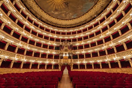 Téléchargez les photos : Intérieur du théâtre San Carlo (Teatro di San Carlo) avec les dais royaux au centre, Naples, Italie. - en image libre de droit